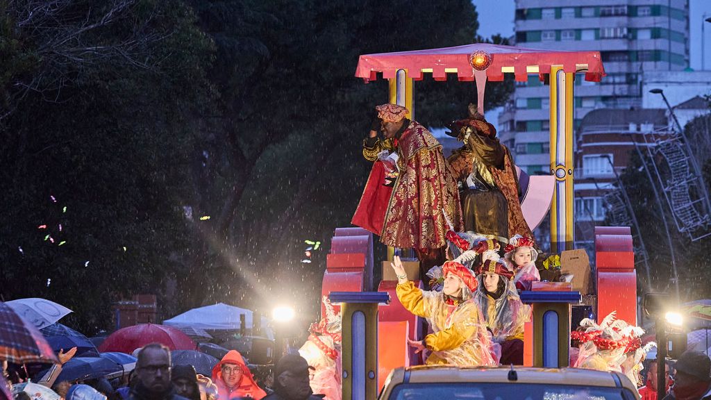 Sus majestades los Reyes Magos de Oriente son recibidos por el alcalde de la ciudad de Barcelona.