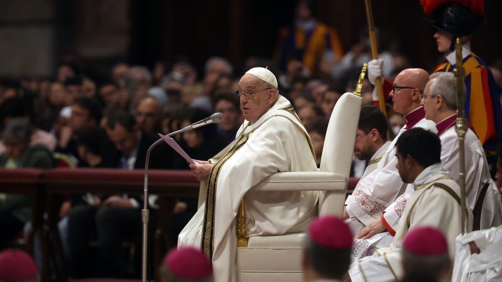 El Papa Francisco preside la misa de Epifanía en la Basílica de San Pedro, en el Vaticano