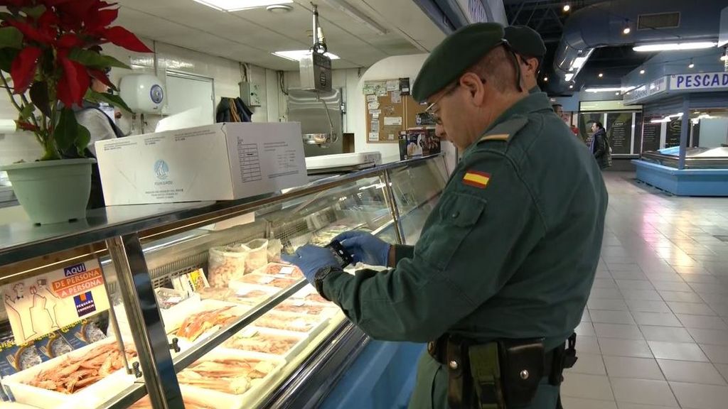 El Seprona supervisa los comercios para evitar engaños a la hora de comprar pescado