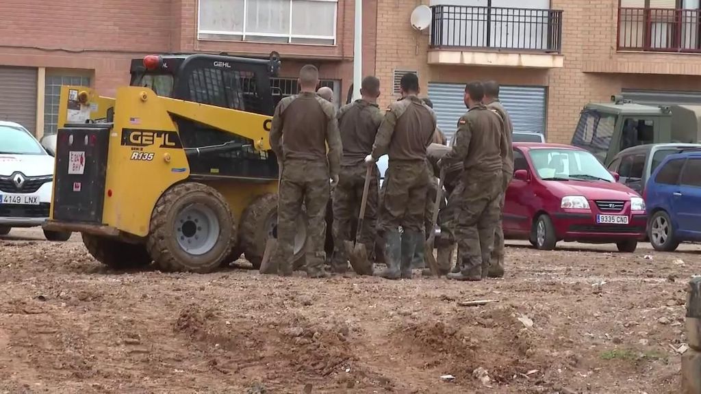 El trabajo incansable de los militares en las zonas afectadas por la DANA en Navidad: "Sin ellos estamos abandonados"