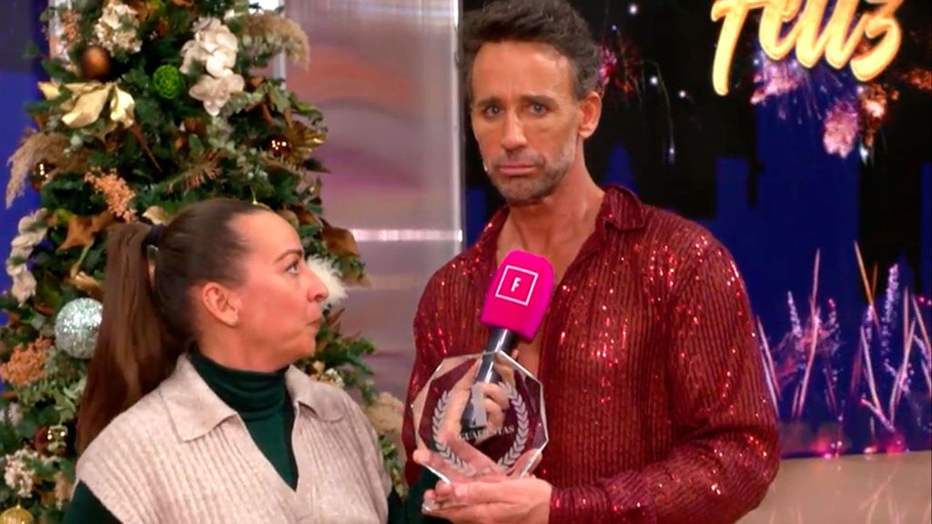 Álvaro Muñoz Escassi recibe el premio de 'Fiesta' al más 'aguafiestas' Fiesta 2025 Top Vídeos 425