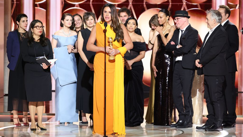 Karla Sofía Gascón, junto al equipo de 'Emilia Pérez' durante su discurso