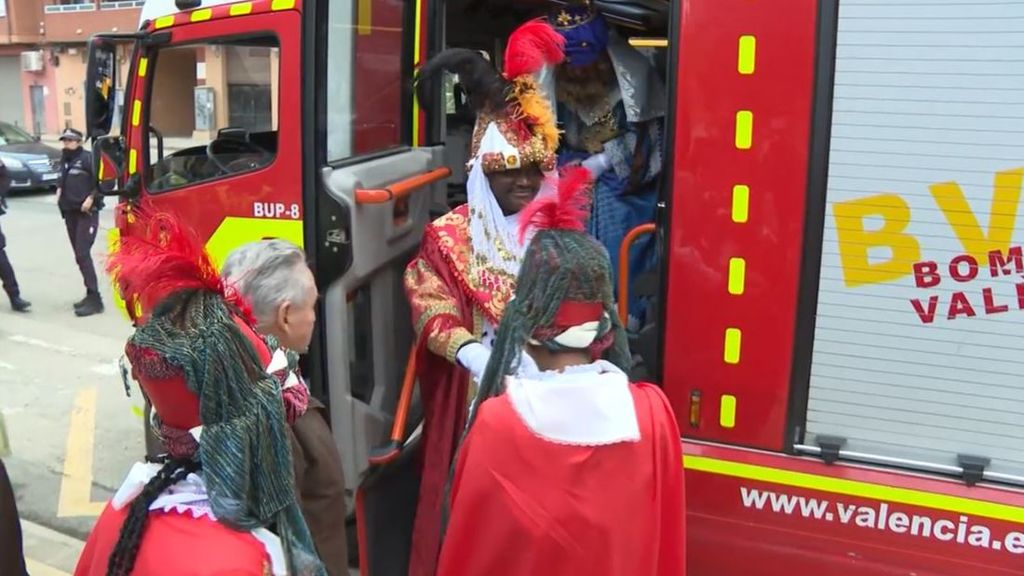 Los Reyes Magos reparten ilusión en las pedanías de Valencia afectadas por la DANA