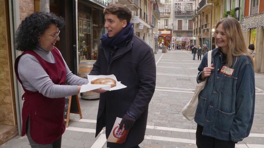 Xuso Jones prueba y alucina con las tortas de Txantxigorri en Pamplona: “Esto está buenísimo”