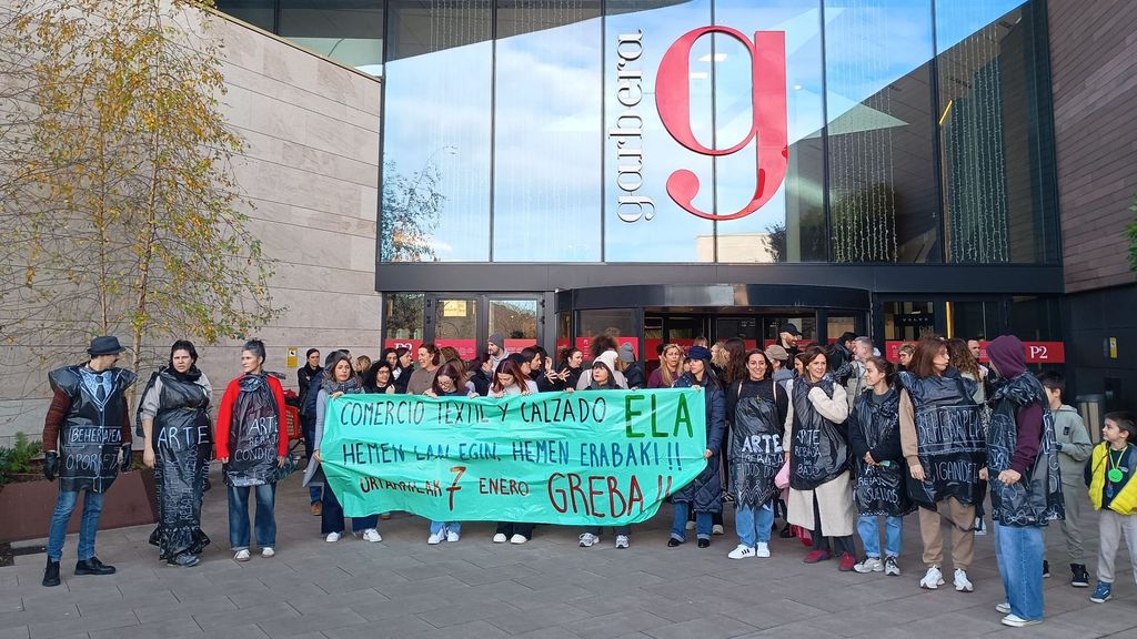 Concentración de protesta en el centro comercial de Garbera, Donostia.