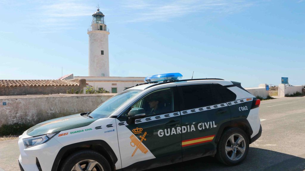 La Guardia Civil investiga el hallazgo de dos cuerpos encontrados sin vida este martes en una playa de Formentera