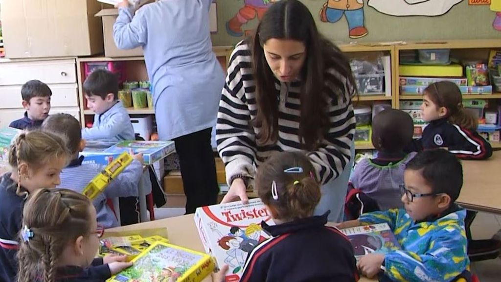 Los alumnos  reciben los regalos de los Reyes Magos