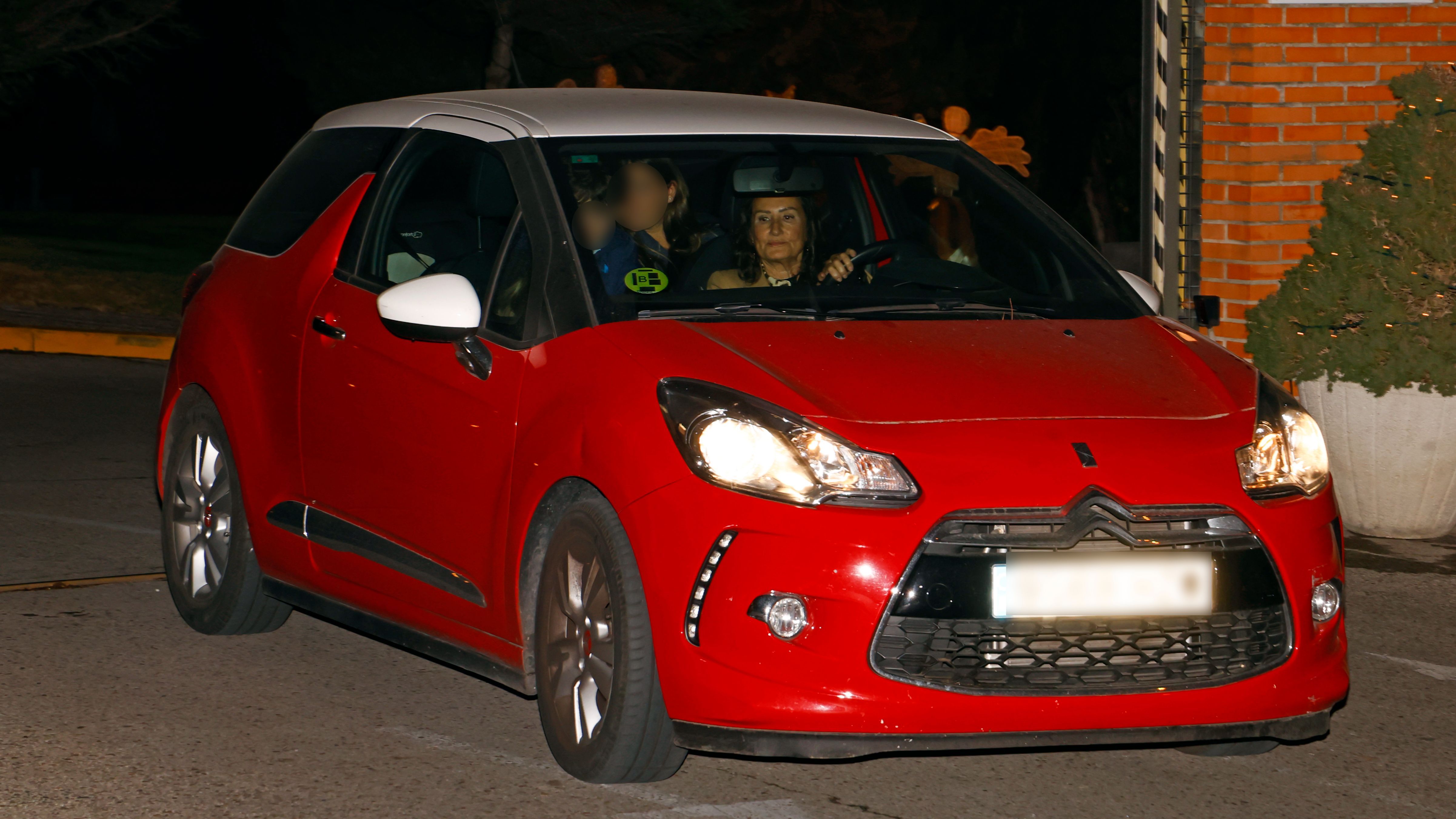Paloma Rocasolano, saliendo de casa de Jesús Ortiz