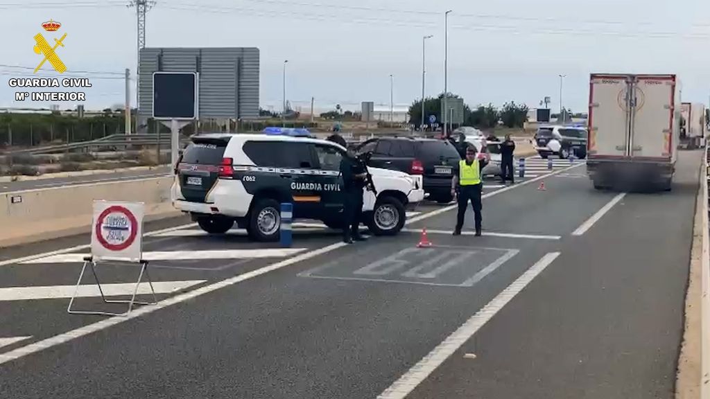 Patrulla de la Guardia Civil en una carretera de Murcia