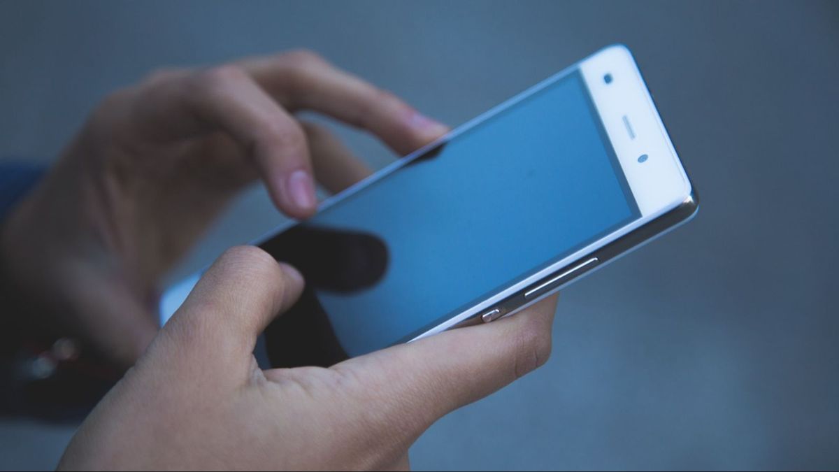 Una persona utilizando el teléfono móvil