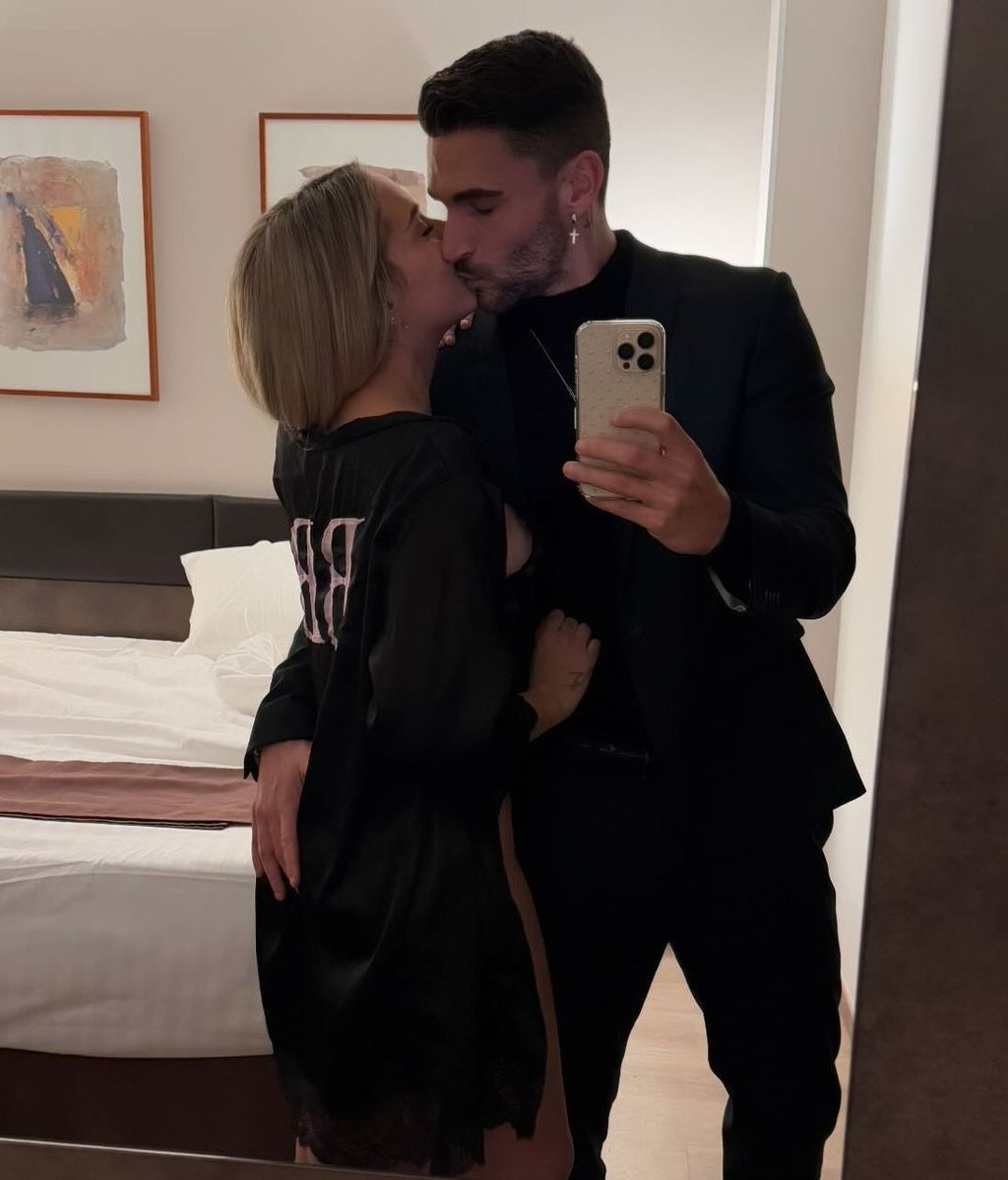 El beso de Violeta y Edi en el hotel donde han pasado la noche