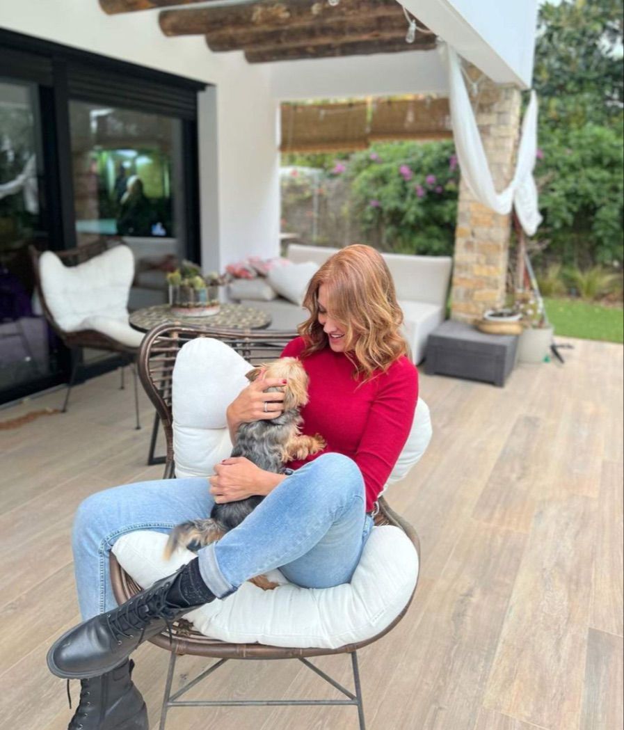 El porche cubierto de la casa de Elsa Anka