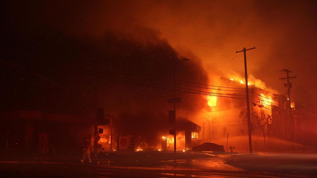 Incendio sin precedentes en Los Ángeles: decretan el estado de emergencia y evacúan a 30.000 personas