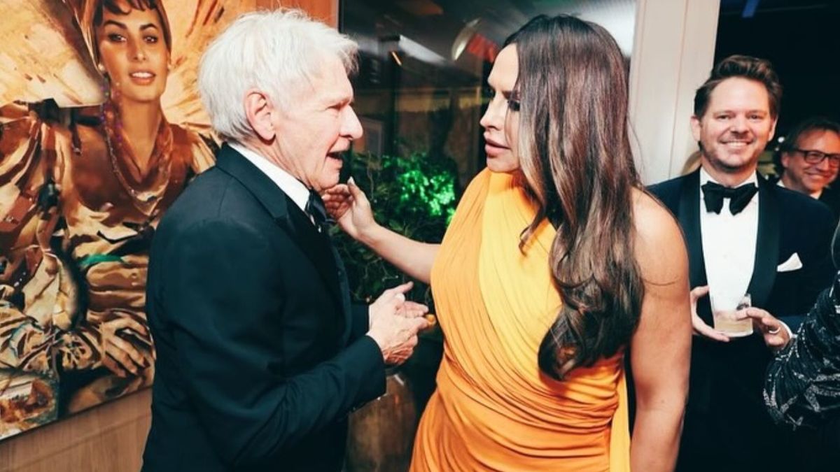 Karla Sofía Gascón y Harrison Ford en la gala de los Globos de Oro 2025