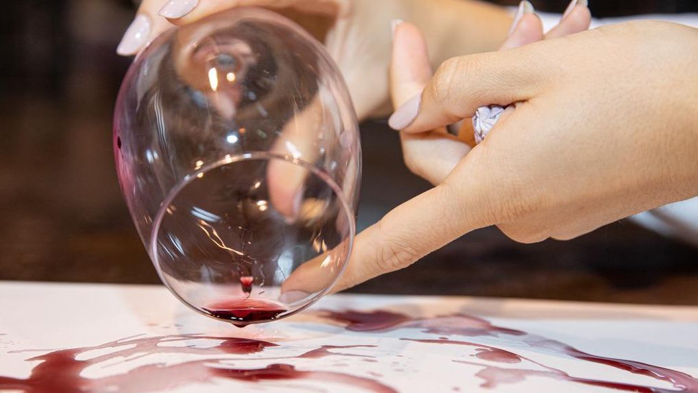 La idea de pintar con vino le surgió de forma "espontánea" en 2021