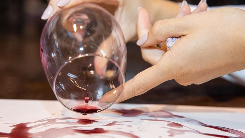 La idea de pintar con vino le surgió de forma "espontánea" en 2021