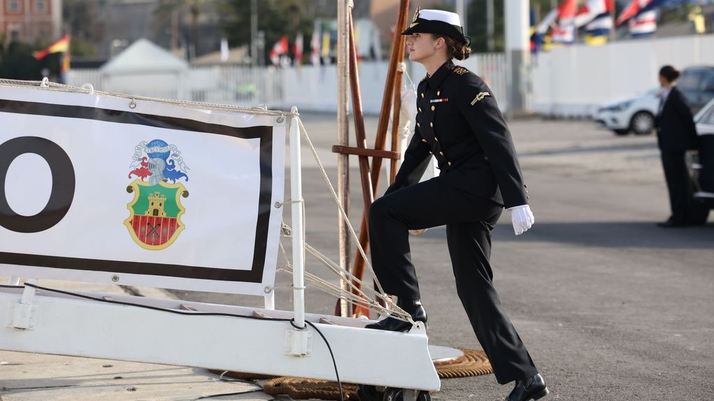 La princesa Leonor subiendo a 'Elcano'.