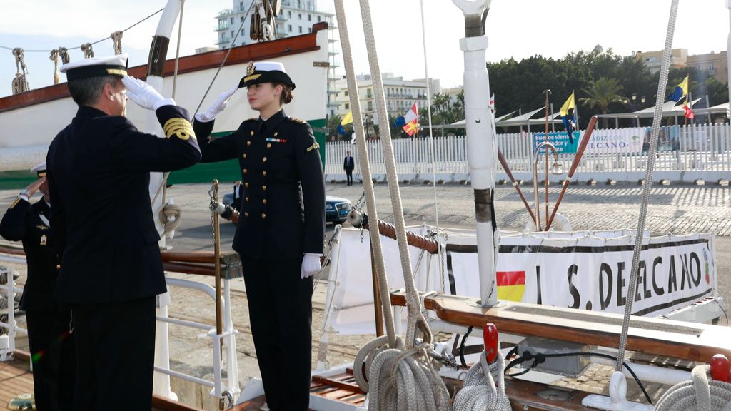 La princesa Leonor saludando al capitán en el Juan Sebastián Elcano