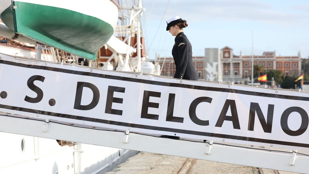 Leonor subiendo al barco.