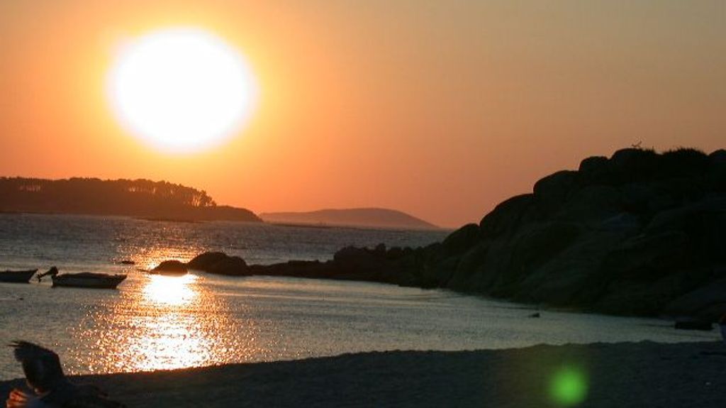 Playa de Menduíña, con la isla de Ons al fondo