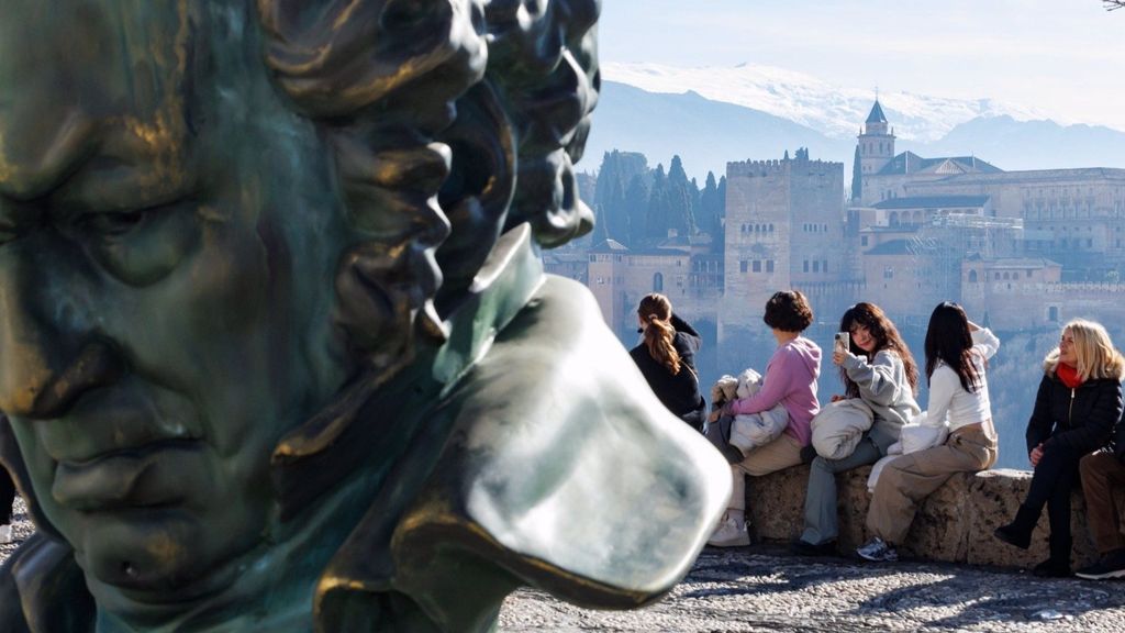 Reproducción a tamaño estatua de uno de los cabezones que se entregarán en los Goya, en el Mirador de San Nicolás