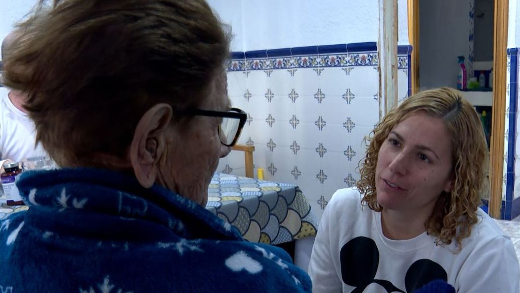 Verónica atienda a su madre que se ha quedado sin vivienda