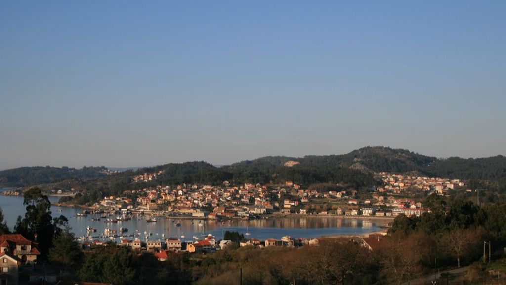 Vista panorámica de Aldán y su puerto