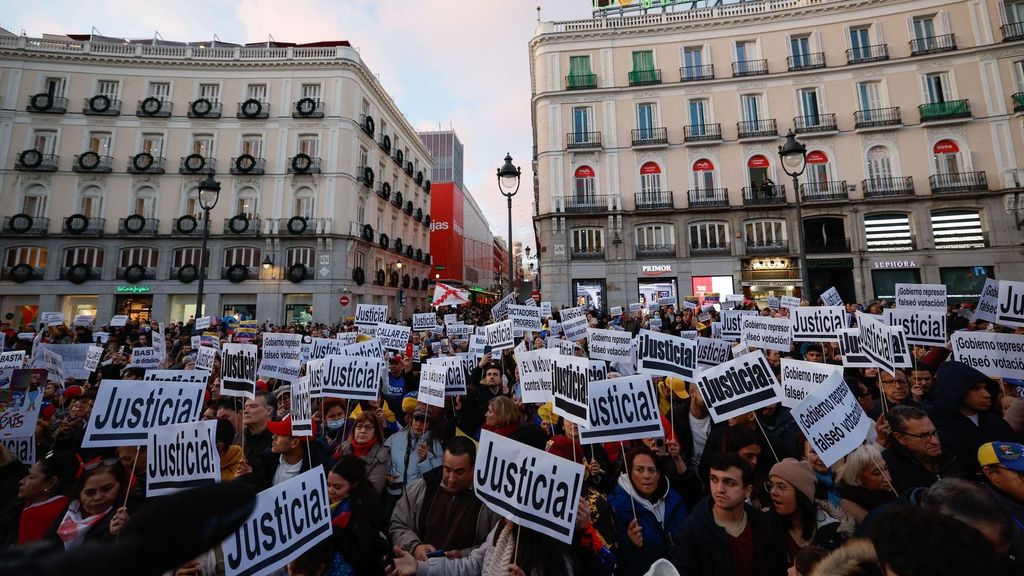 Miles de personas se manifiestan en la Puerta del Sol en apoyo a la oposición venezolana