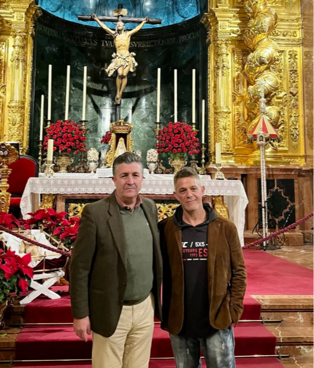 Alejandro Sanz junto a José Luís Aldea, Hermano Mayor de la Hermandad del Cachorro