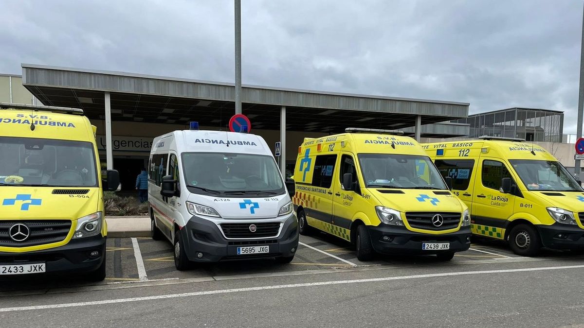 Ambulancias a las puertas de Urgencias del Hospital San Pedro de Logroño