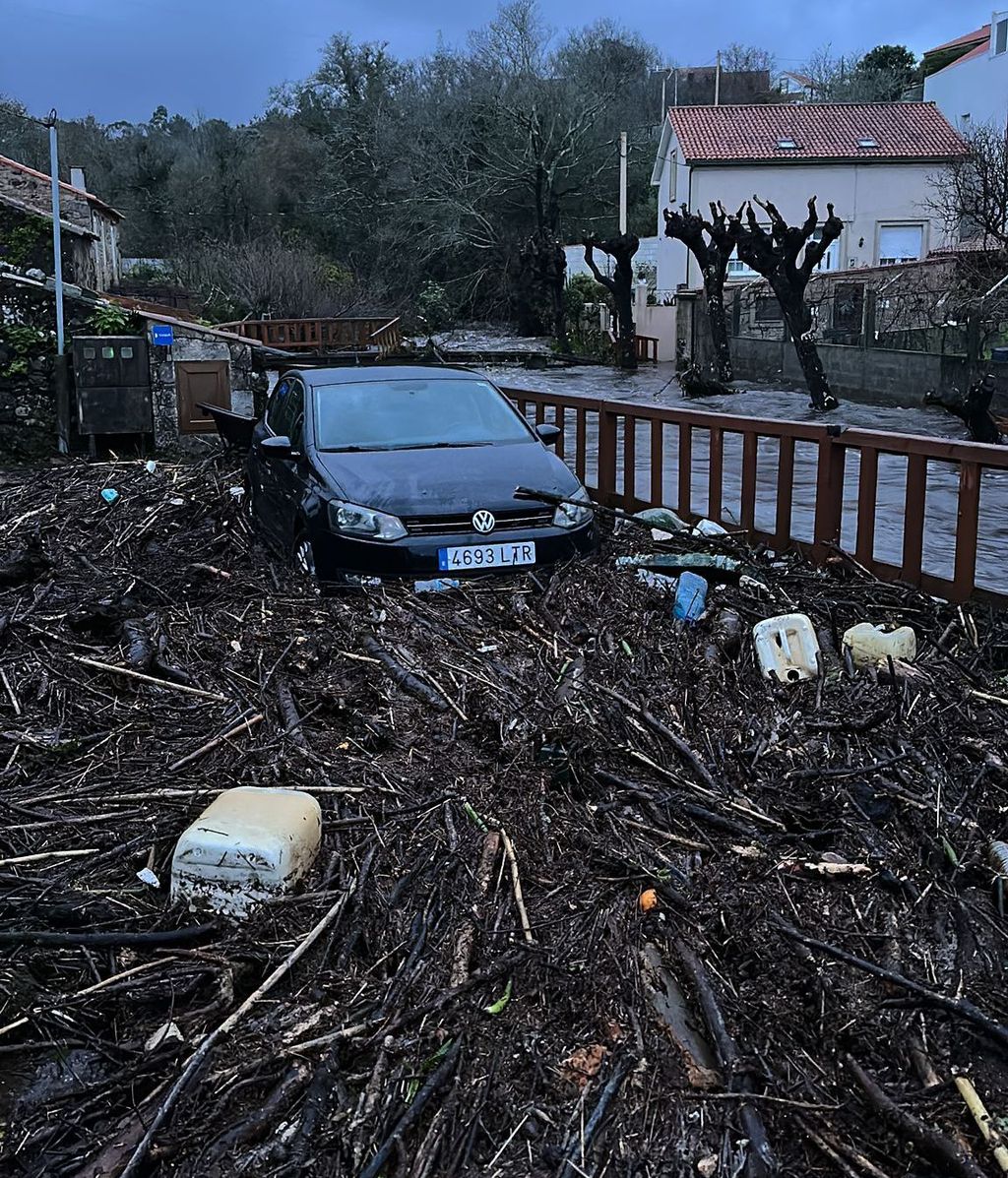 Así quedó este vehículo entre las ramas arrastradas por el río Lérez en Pobra do Caramiñal, A Coruña