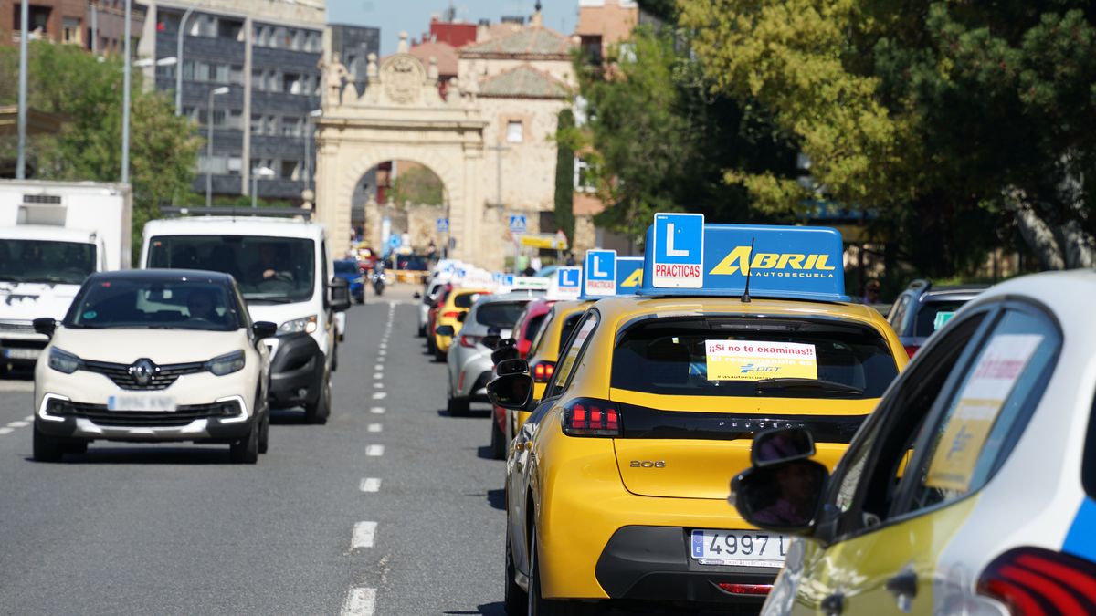 Coches de autoescuela en una calle de Segovia