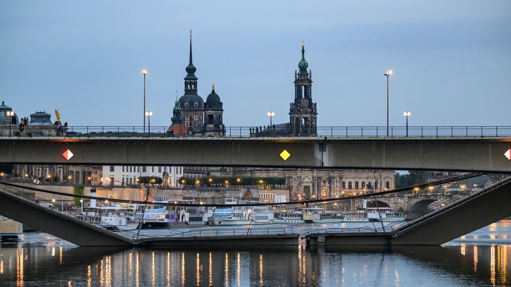 Derrumbe parcial del puente Carola en la ciudad de Dresde, en Alemania, donde ha sido localizada la bomba de la Segunda Guerra Mundial