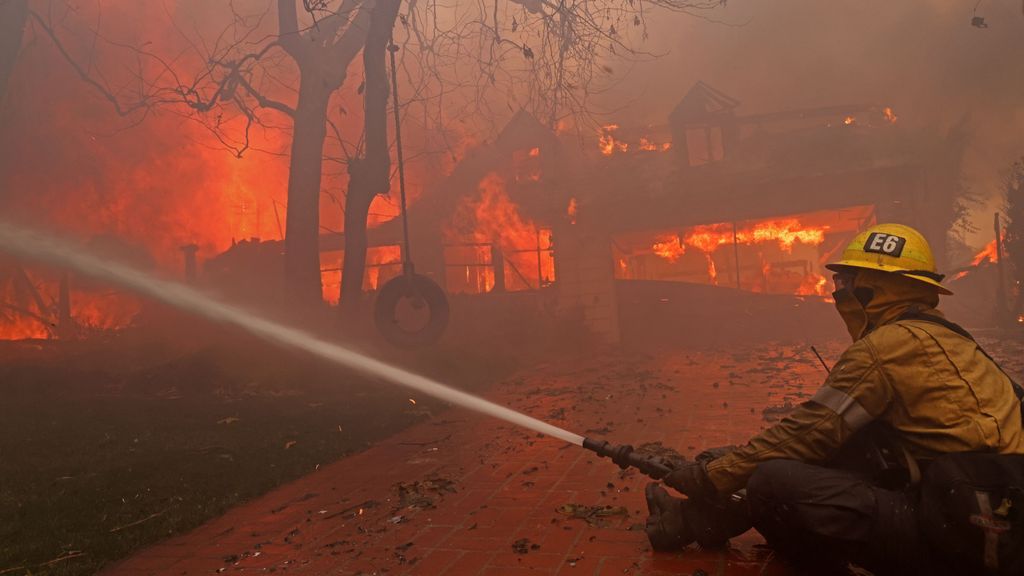 Se elevan a cinco los muertos en el incendio de Los Ángeles