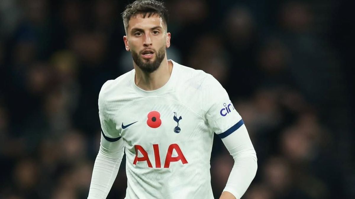 La aparatosa lesión de Rodrigo Bentancur: el jugador del Tottenham salió en camilla y con collarín