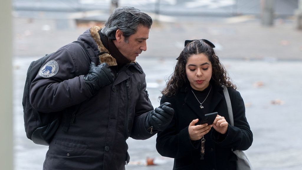 La becaria Victoria Hernández y su abogado a la llegada este jueves a los juzgados de Plaza de Castilla, en Madrid