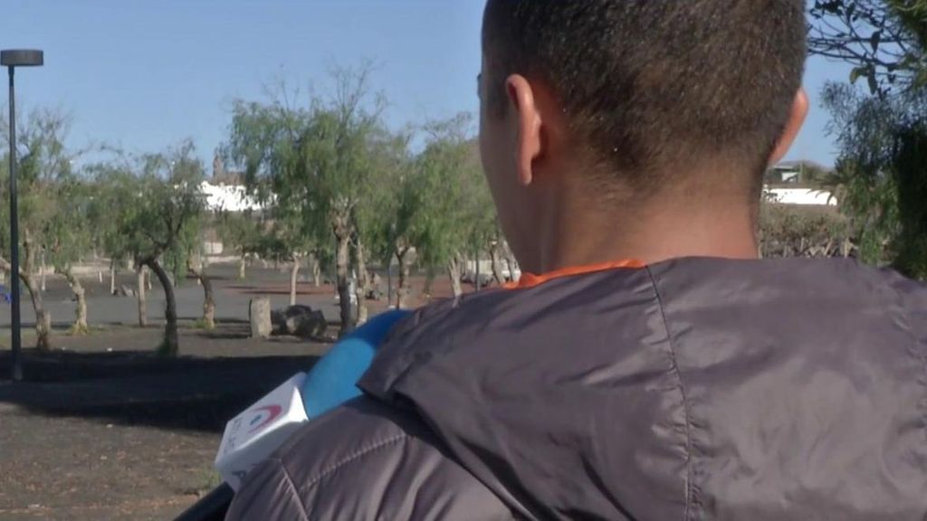 La historia del voluntario que ayuda a los inmigrantes: llegó solo con 8 años a Lanzarote