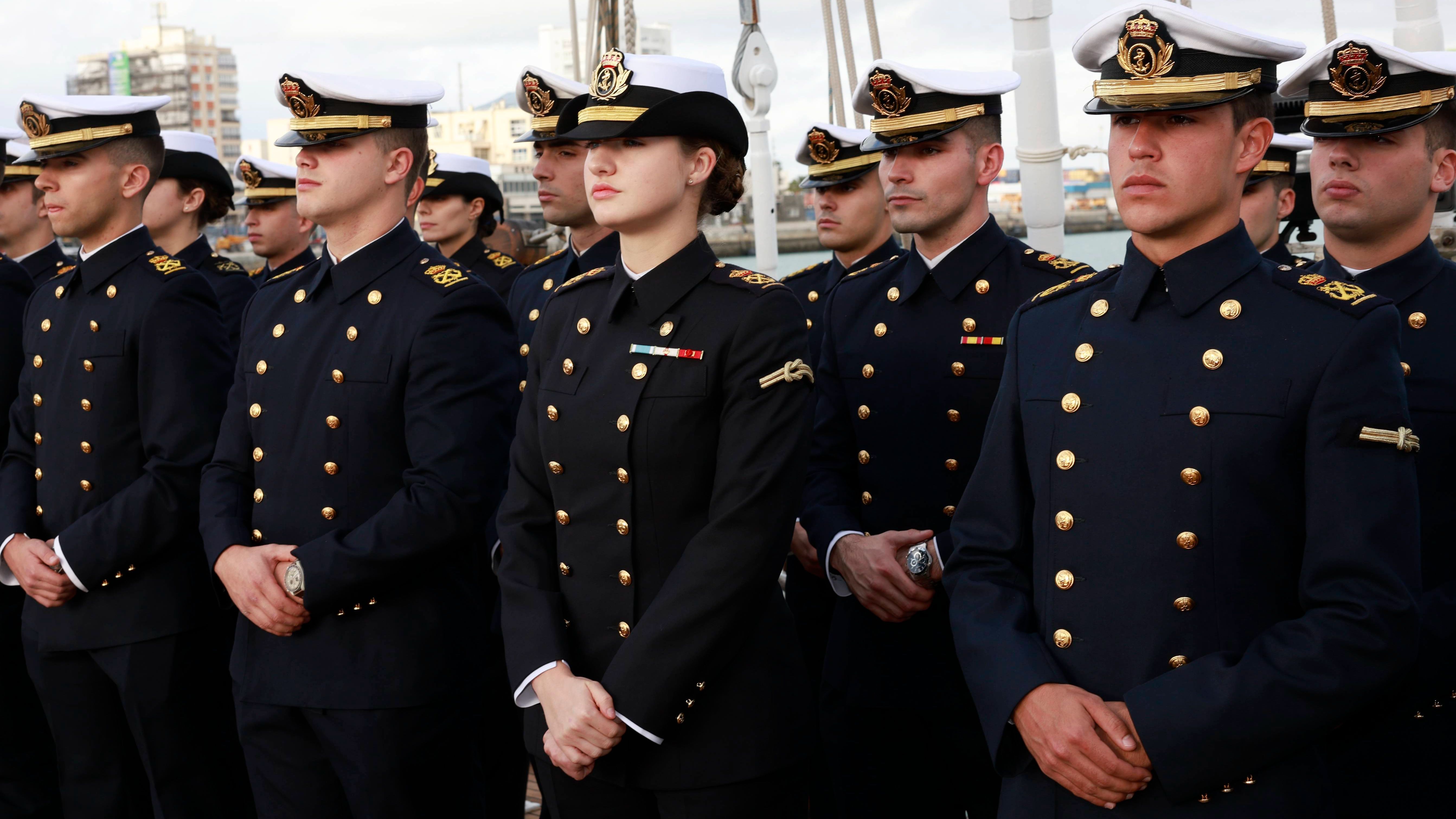 La princesa Leonor con sus compañeros en el buque escuela Elcano.