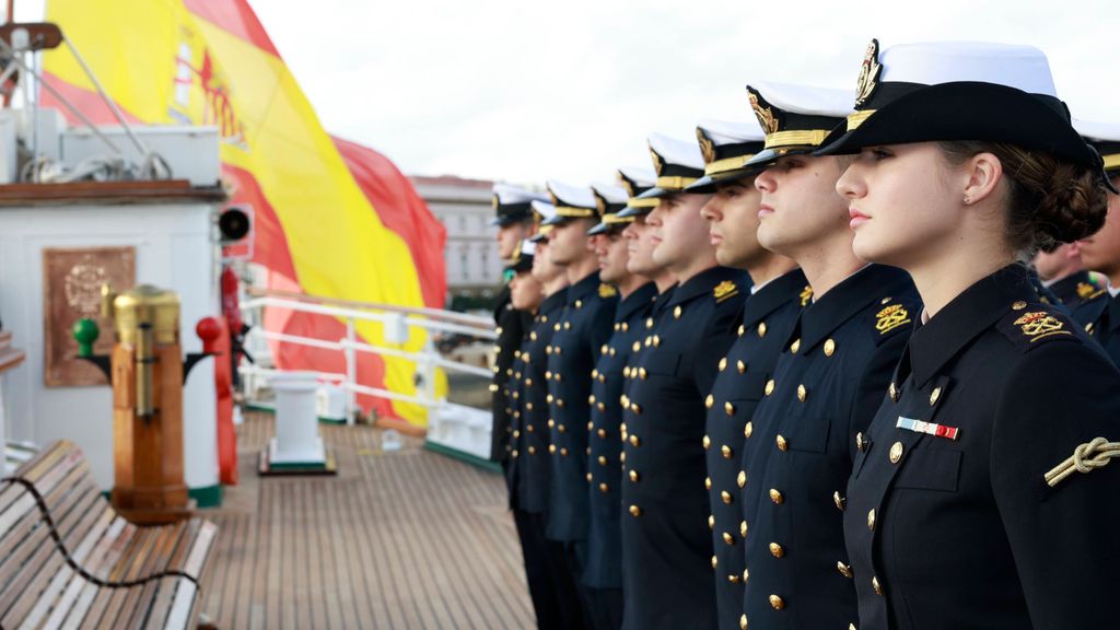 La princesa Leonor con sus compañeros en el buque escuela Elcano.