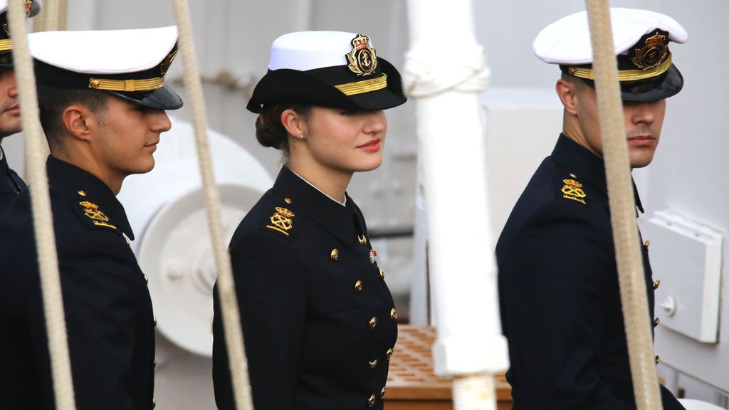 La princesa Leonor con sus compañeros en el buque escuela Elcano.