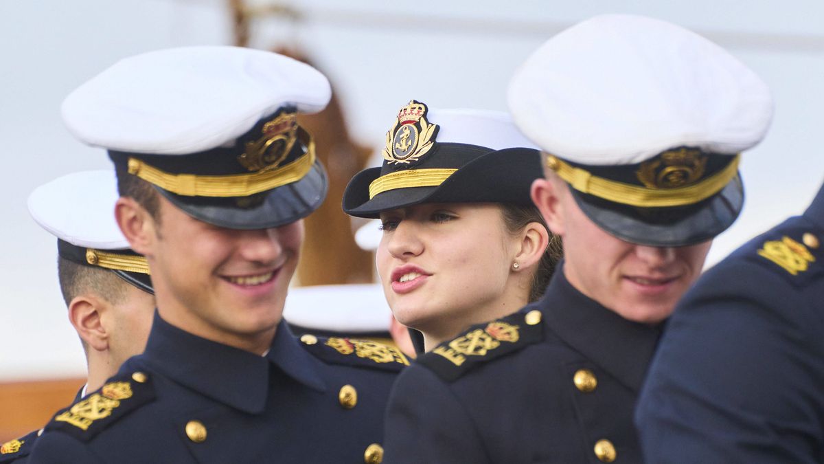 La princesa Leonor con sus compañeros en el buque escuela Elcano.