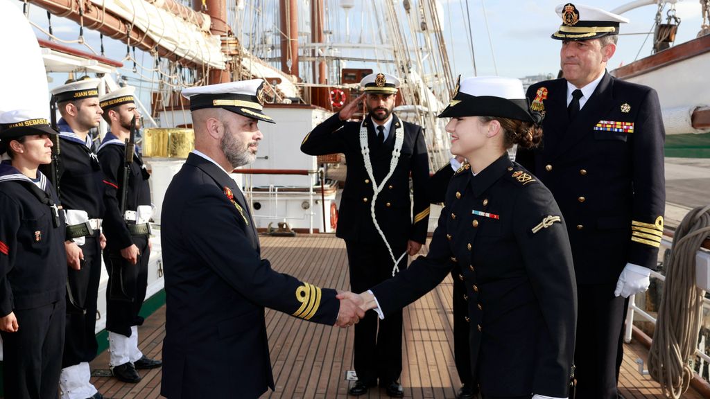 Leonor saludando al capitán del Juan Sebastián Elcano