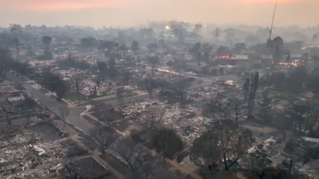 Los incendios arrasan sin control varios barrios residenciales de Los Ángeles