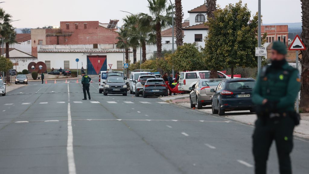 Los servicios funerarios y la Guardia Civil trabajan en el lugar donde se encuentra el cadáver de un menor apuñalado en Gerena