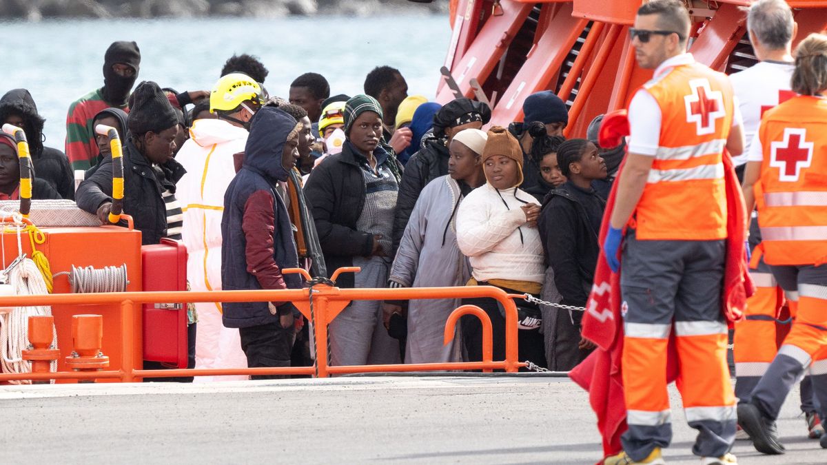 Migrantes en el Puerto Naos, en Arrecife, Lanzarote, Canarias