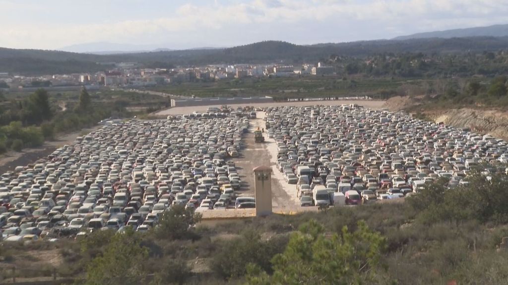 Miles de vehículos destrozados en las riadas de la DANA de Valencia se amontonan en una campa de Benaguacil, Valencia