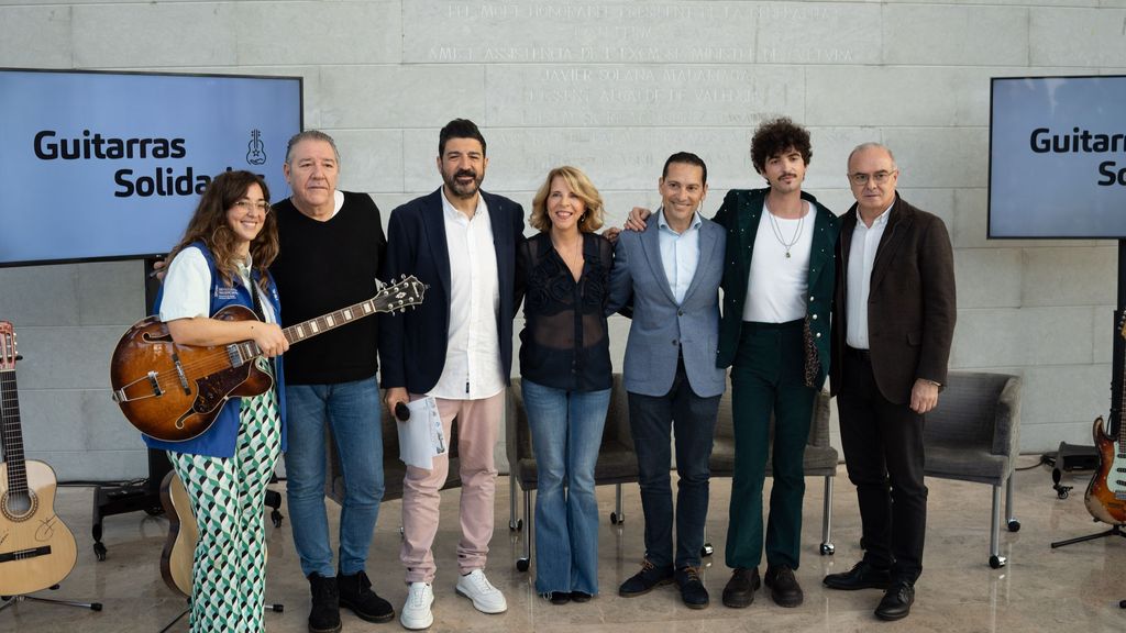 Organizadores y artistas participantes en Guitarras solidarias