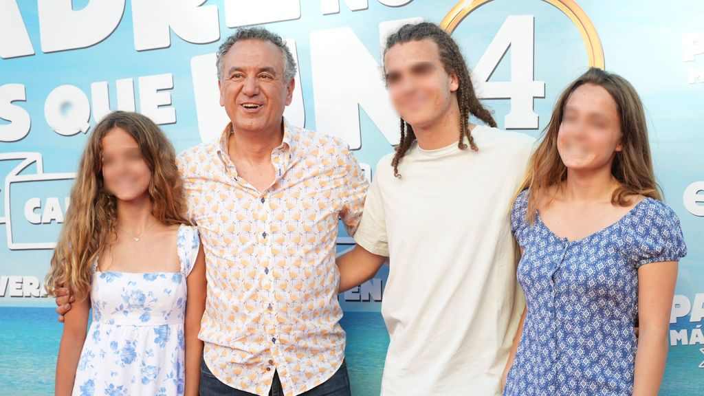 Roberto Brasero junto a tres de sus cuatro hijos.