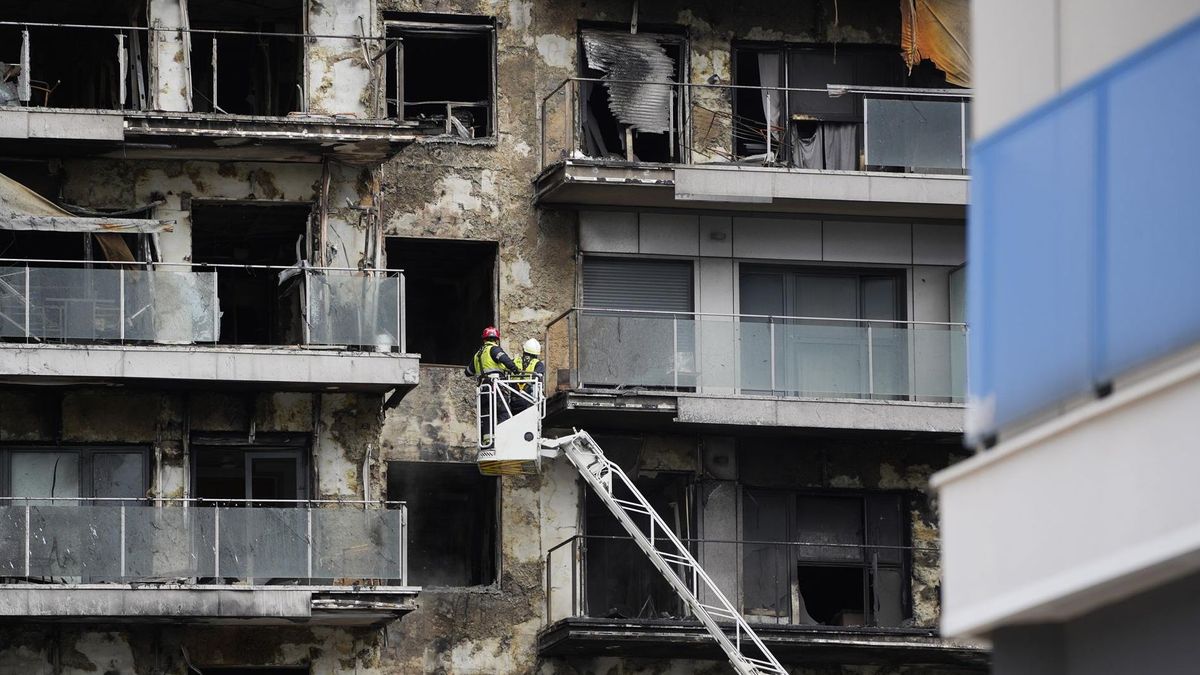 Técnicos inspeccionan la fachada del edificio incendiado de Campanar