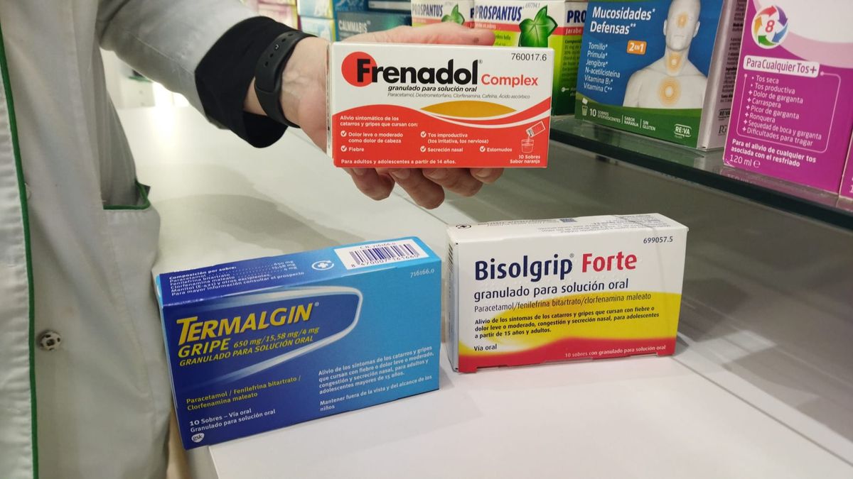 Una farmacéutica de Vigo muestra varios antigripales a la venta en su negocio